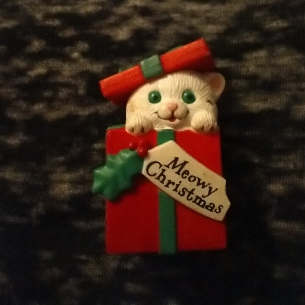 Christmas vintage cat pin